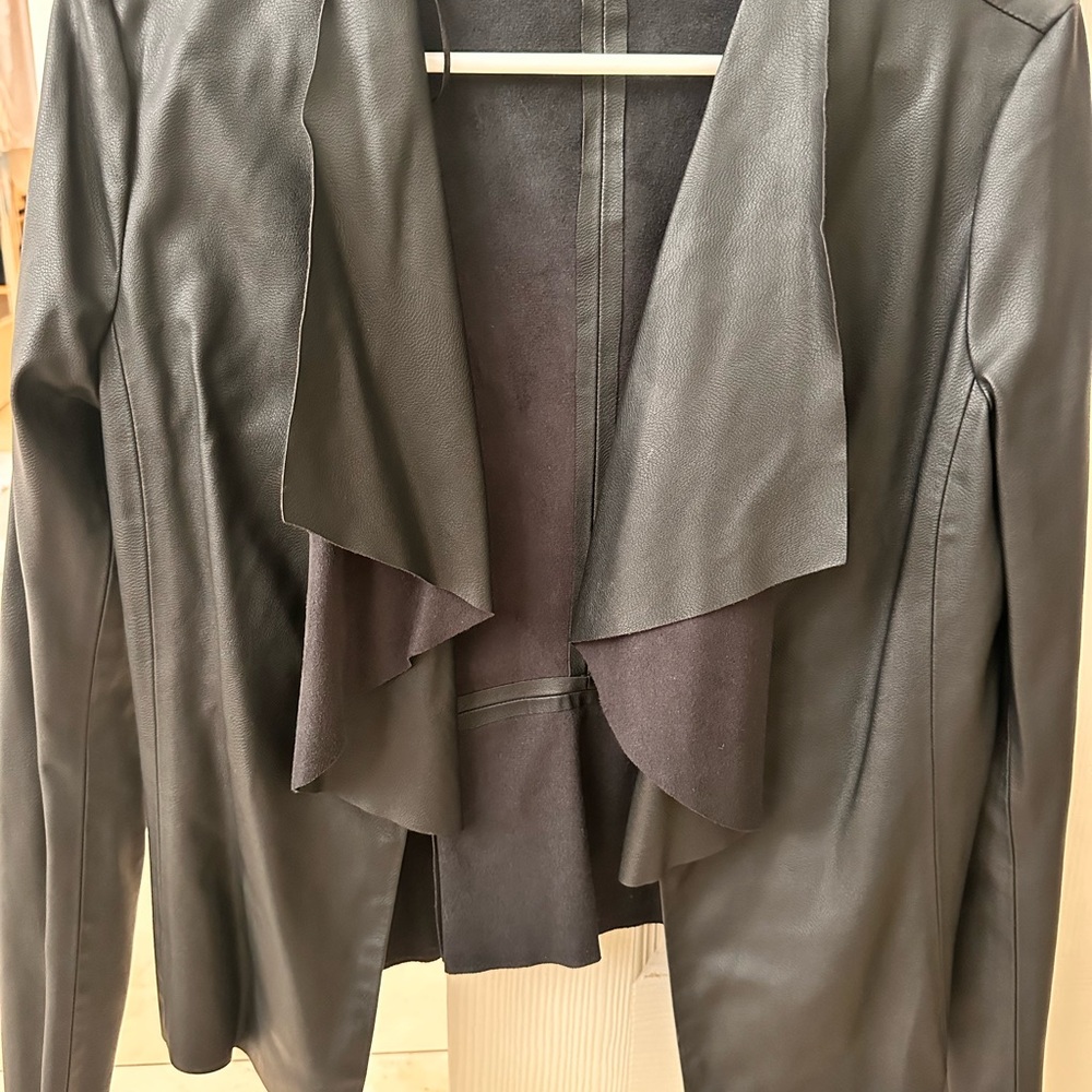 Zara black cropped jacket. Size S.